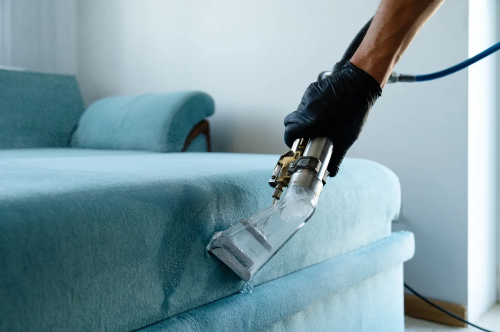 Polster und Couchgarnituren reinigen lassen